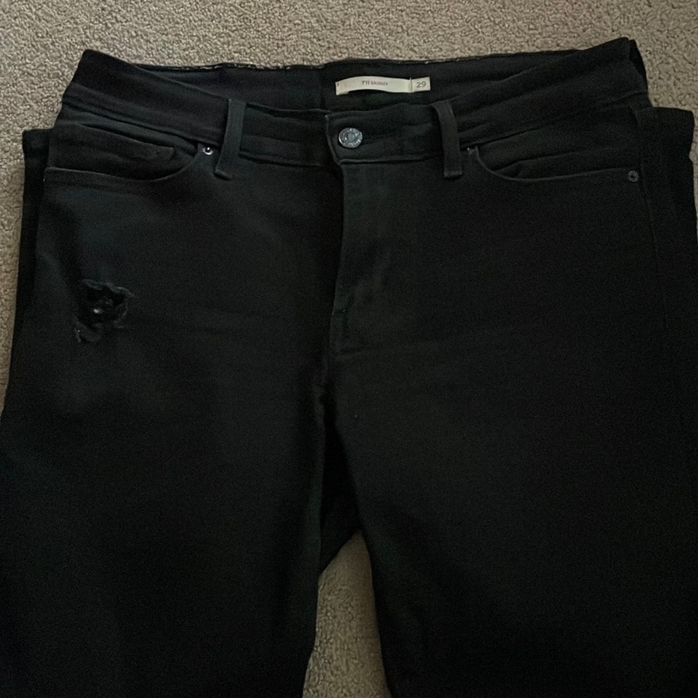 Black distressed Levi jeans